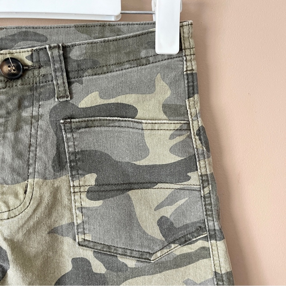 143 STORY | Green Camo High Waisted Cut Off Shorts Sz S - Picture 3 of 7